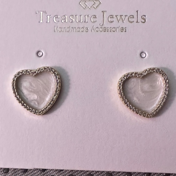 Treasure Jewels shimmering Heart Stud Mother of Pearl Heart Studs Edged With CZs - Picture 1 of 1